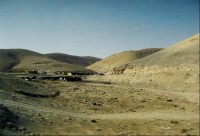 Judská poušť-2: Beduínům se staví nové domy a města, ale ti staří o ni o ně ani nestojí, na dvoře si postaví stan a žijí jak umí.