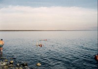 Mrtvé moře 02: V téhle vodě se jen tak někdo neutopí, děsně nadnáší. Ale na tělo je příjemnější mazlavé bláto než usazující se sůl z moře... Pozor na oči, strašně to pálí, když se tam dostane voda. Jezdí se sem léčit lidé z celého světa, bláto je dob