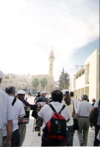 Betlehem - mešita: před mešitou seděli staří muslimové a zlobili je mají muslimové s bouchacíma kuličkama, skoro jako doma, že...