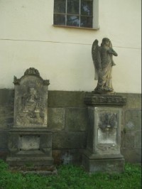 náhrobky u kostela