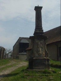 kříž u kláštera