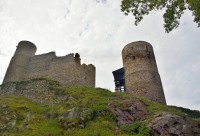 Pohled od chajdy správce hradu na dolní věž a zeď paláce s horní věží