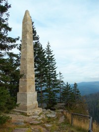 Vpravo od obelisku je vidět zábradlí vyhlídky na Plöckensee