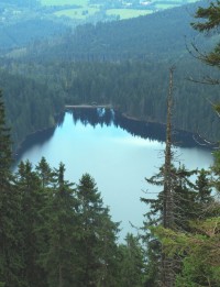 Černé jezero zabírané z Jezerní stěny blíže k Jezerní hoře