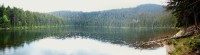 Jezerní stěna a jezero za deště v panoramatu