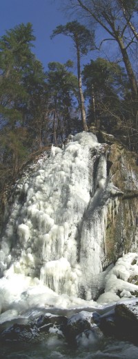 Detail zmrzlého vodopádu na říčce Stropnici