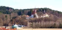 Záběr hřbitovního kostela v zátoni, zabíraného ze silnice mezi Větřním a Rožmberkem nad Vltavou