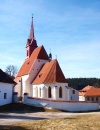 Detail hřbitovního kostela v Zátoni, okres Český Krumlov