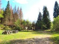 Odpočívadlo těsně u jezera Laka