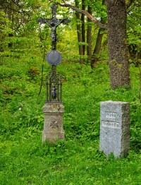 Křížek a kámen s připomenutím existence obce Stará Hůrka