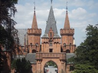 Pohled ze zámku na vstupní bránu