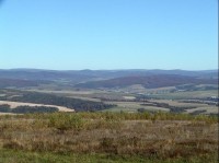 Baňa - výhľad na východ: Dole Stropkovska brázda, v pozadi Laborecká vrchovina