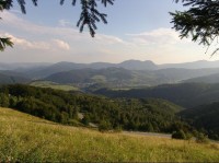 Výhľad z vrcholu: Pohľad z cestného odpočívadla na vrchole Dobšinského kopca, dole serpentíny cesty Dobšiná - Stratená, v pozadí mestečko Dobšiná a doliny Slanej.
