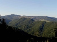 Kopytovská dolina: Pohľad z Homôlky na Branisku na Kopytovskú dolinu a  hrebeň nad lačnovským kaňonom. V pozadí na obzore Magura, sedlo pod Magurou a Buče.