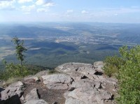 Sninský kameň: Pohľad zo západného vrcholu Sninského kameňa na sever - mesto Snina a na horizonte Laborecká vrchovina