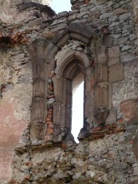 Slanec, hrad: Detail okna v palacovom múre