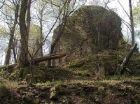 Slanec, hrad: Zyšky severnej bašty nad prístupovou cestou.