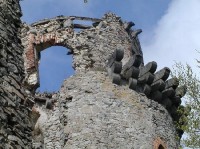 Slanec, hrad: Detail kamenných krákorcov a zvyšky strechy