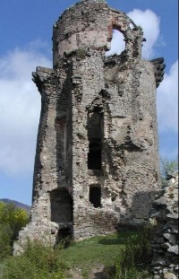 Slanec, hrad: Torzo veže z vnútorného nádvoria smerom k palácu