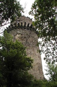 Slanec, hrad: Kruhová veža s kamennými gotickými krkorcami.