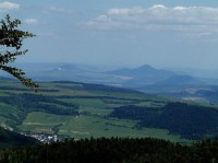 z vrcholu Kravcovej (1036): Jeden z mála vyhliadkových vrcholov v Branisku - Kravcová. Pohľad na východ smerom na Prešov: vpravo typický kužeľ Šarišského hradného vrchu, za ním trojvrchol Veľkej Stráže (740), naľavo Lysá Stráž (696) s kameňolomom na 