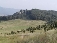 Dreveník - travertínova  kopa: Východné a južné úbočie tvoria tvoria skalné veže a steny, západná časť je priemyselné ťažená v lome na travertín, na severe sa týči Spišský hrad