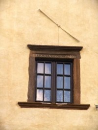 Kaštieľ Fričovce: Portal nad oknom na severnej stene