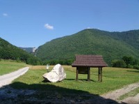 Hrdzavá dolina: začiatok Hrdzavej doliny na konci Muráňa, uprostred Vyšný Kostelec