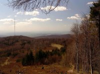 sedlo Grimov laz: Pohľad na lúku z chodníka na ŠImonku, vľavo vrchol Dubník (877) s vysielačom, v pozadí Košická kotlina. 