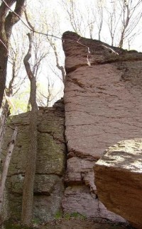 Zamutovské skaly: Kyklopská stena z andezitu vysoká skoro 10 m