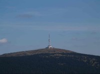 Praděd: Pohľad na najvyšší vrch Jeseníkov z hrádze hornej nádrže prečerpávacej eletrárne Dlohé Stráně