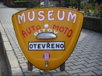Na náměsti se nachází auto-moto museum
