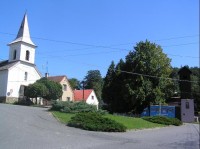 Mladecko: Pohled na obec, vlevo kostel, vpravo hasičská zbrojnice