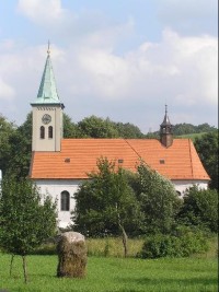 Kostel: Barokní kostel sv. Petra a Pavla v obci