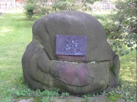 Pamětní kámen: Pikritový kámen s pamětní deskou obci založené roku 1293