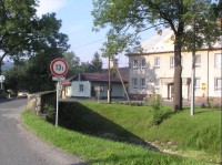 Pošta: Budova pošty a obecního úřadu, v popředí most přes Kozlovickou Ondřejnici
