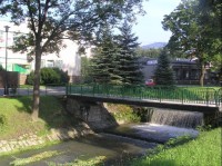 Náves: Most přes Kozlovickou Ondřejnici, v pozadí místní obchodní centrum