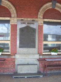 Pamětní deska: Pamětní deska obětem nacismu na vlakovém nádraží v Suchdole