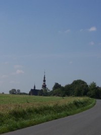 Kostel: Pohled na katolický kostel z cesty od Hl. Životic