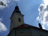 Kostel: Pozdně barokní kostel sv. Mikuláše v Petřvaldě