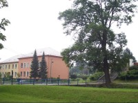 Škola: Pohled od mostu přes Sedlnici na místní školu