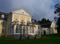 Zámek: Bývalý zámek v Kyjovicích, dnes domov důchodců