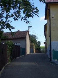 Vršovice: Pohled na uličku v obci