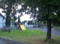 Park: Minipark se skluzavkou pro děti
