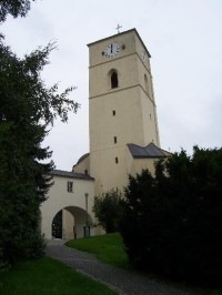 Kostel u zámku: Propojení kostela se zámkem.