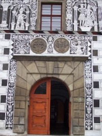 Brána: Vstupní brána zámku s bohatou sgraffitovou výzdobou.