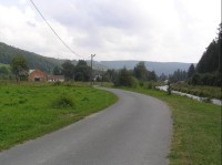 Zadní Ves: Pohled na vesnici, vpravo řeka Opava