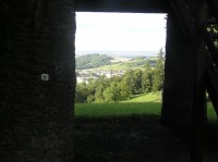 Výhled: Pohled z místa mezi pilíři vyhlídky směrem na hradecký zámek