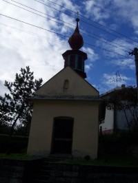 Kaple: Pohled na kapličku v obci