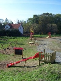 Hřiště: Areál dětského hřiště v obci